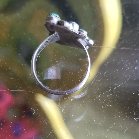 Vintage Zuni Sterling and Turquoise Ring - Picture 5 of 11